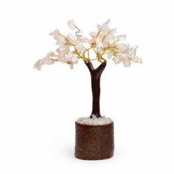 Rosenkvarts krystaltr� p� dekorativ tr�base med �gte rosenkvartschips p� hvid baggrund.