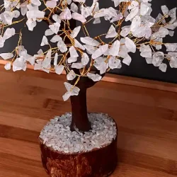 Stort hndlavet krystaltr med rosenkvarts p base af neemtr - udslet ml ca. 30 cm