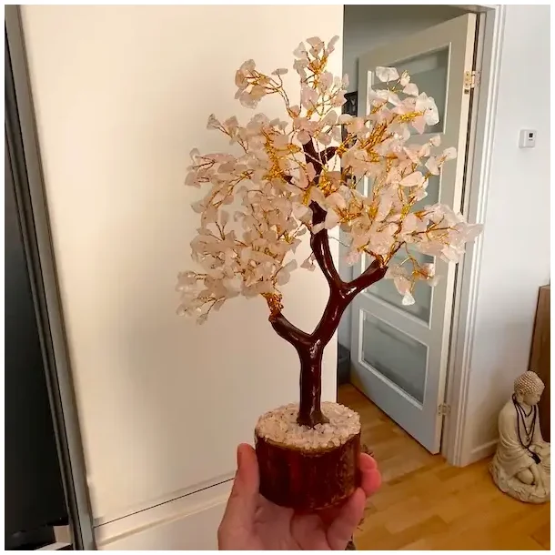 Stort hndlavet krystaltr med rosenkvarts p base af neemtr - udslet ml ca. 30 cm