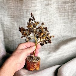 Krystaltr i Tigerje p base af neemtr | Ml ca. 15 - 18 cm udslet