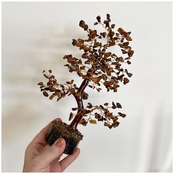 Krystaltr i Tigerje p base af neemtr | Ml ca. 24 cm udslet