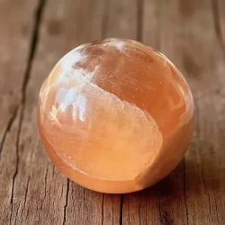 Smuk unika honning calcit kugle fra Pakistan 6,3 cm 344 g til dekoration og energi