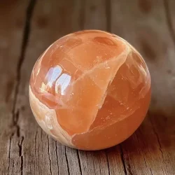 Smuk unika honning calcit kugle fra Pakistan 6,3 cm 344 g til dekoration og energi