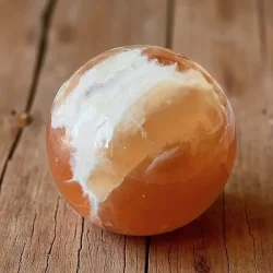 Smuk unika honning calcit kugle fra Pakistan 6,3 cm 344 g til dekoration og energi