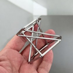 Kuglestandere i slvfarvet metal, Ml 5,5 x 4,2 cm