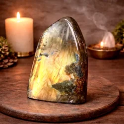 Labradorit freeform � Unik helpoleret krystal med kraftigt gyldent og bl�t flash