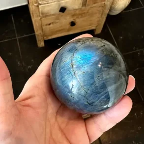 Labradorit kugle 6,3 cm 342g unika med bl� flash