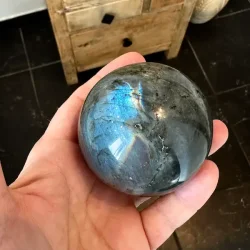 Unika labradorit krystal kugle med smukt farvespil