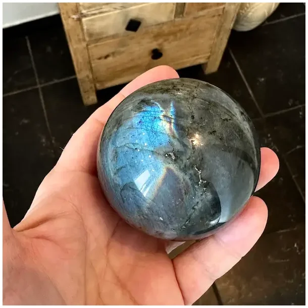 Unika labradorit krystal kugle med smukt farvespil