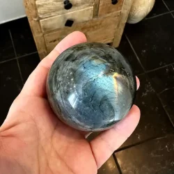 Labradorit kugle til beskyttelse og intuition