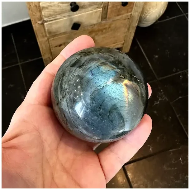 Labradorit kugle til beskyttelse og intuition