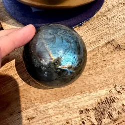 Labradorit krystal kugle med naturligt bl� flash