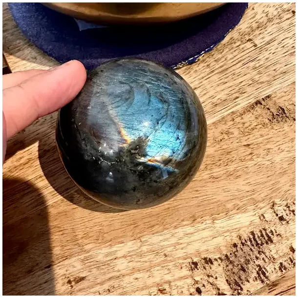 Labradorit krystal kugle med naturligt bl� flash