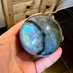 Labradorit kugle 6 cm unika med smukt bl� flash og naturligt farvespil