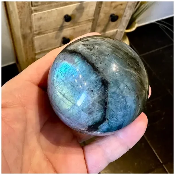 Labradorit kugle 6 cm unika med smukt bl� flash og naturligt farvespil