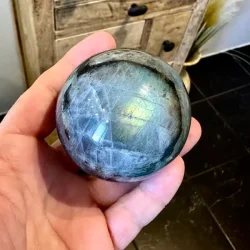 �gte labradorit kugle med bl� refleksioner til intuition og beskyttelse