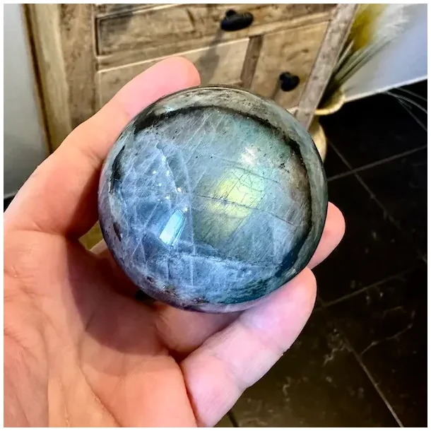 �gte labradorit kugle med bl� refleksioner til intuition og beskyttelse