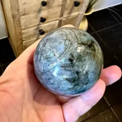 Labradorit kugle med intenst bl�ligt sk�r og unik struktur