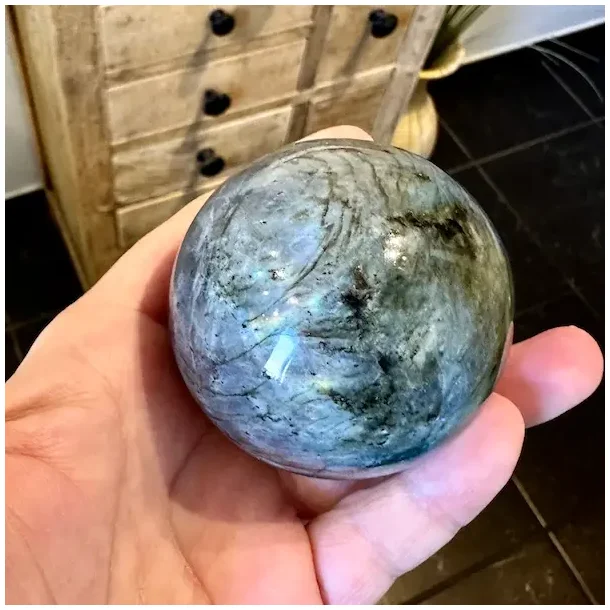 Labradorit kugle med intenst bl�ligt sk�r og unik struktur