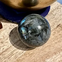 Smuk labradorit kugle til energiarbejde, meditation og indre ro