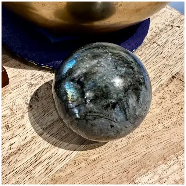 Smuk labradorit kugle til energiarbejde, meditation og indre ro