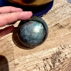 Unik labradorit kugle 6 cm med levende farvespil og beskyttende energi