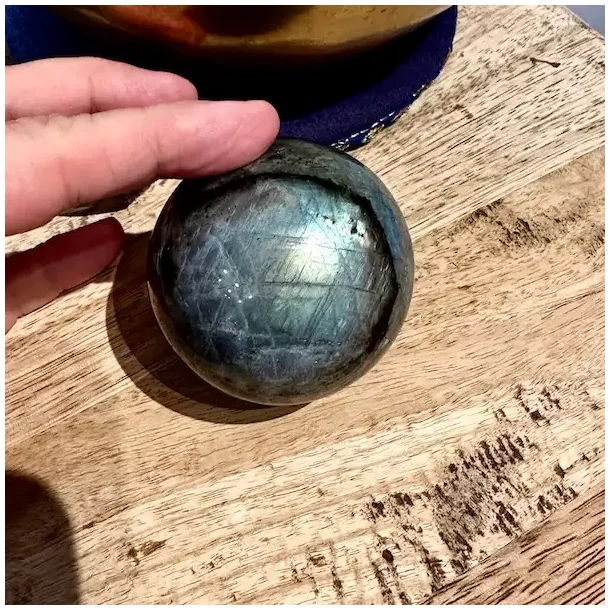 Unik labradorit kugle 6 cm med levende farvespil og beskyttende energi