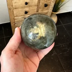 Labradorit krystal kugle med naturligt farvespil og flash