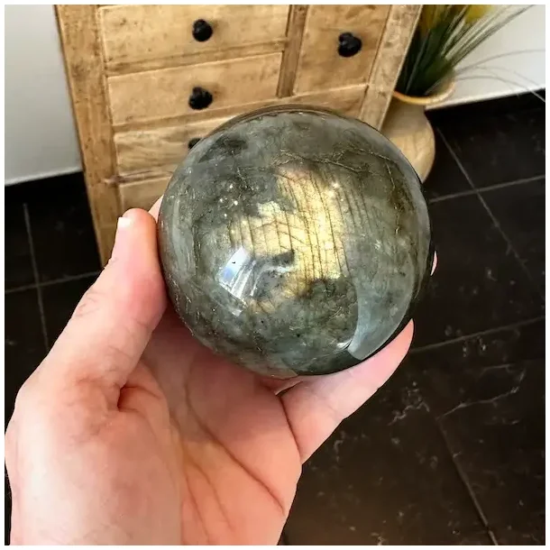 Labradorit krystal kugle med naturligt farvespil og flash