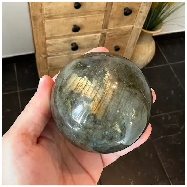 Unika labradorit krystal kugle med smukt farvespil