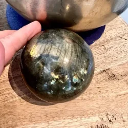 Labradorit kugle til beskyttelse og intuition
