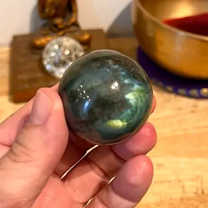 Smuk labradorit kugle med flash  unika krystalkugle 4 cm og 93 gram til energi og fokus