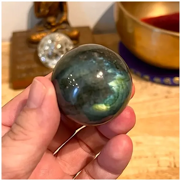Smuk labradorit kugle med flash  unika krystalkugle 4 cm og 93 gram til energi og fokus