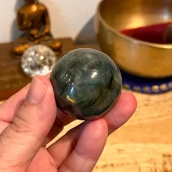 Smuk labradorit kugle med flash  unika krystalkugle 4 cm og 93 gram til energi og fokus