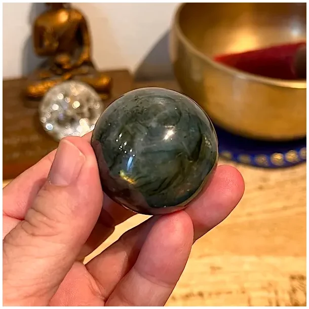 Smuk labradorit kugle med flash  unika krystalkugle 4 cm og 93 gram til energi og fokus