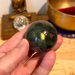 Smuk labradorit kugle med flash  unika krystalkugle 4 cm og 93 gram til energi og fokus