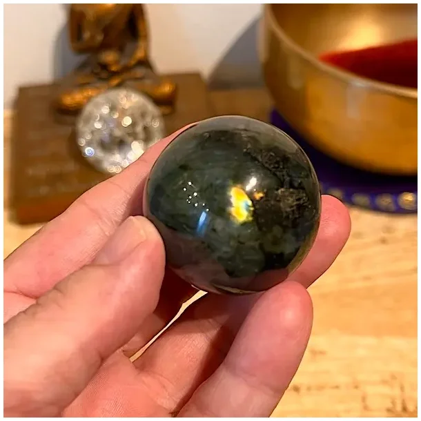 Smuk labradorit kugle med flash  unika krystalkugle 4 cm og 93 gram til energi og fokus