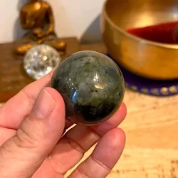 Smuk labradorit kugle med flash  unika krystalkugle 4 cm og 93 gram til energi og fokus