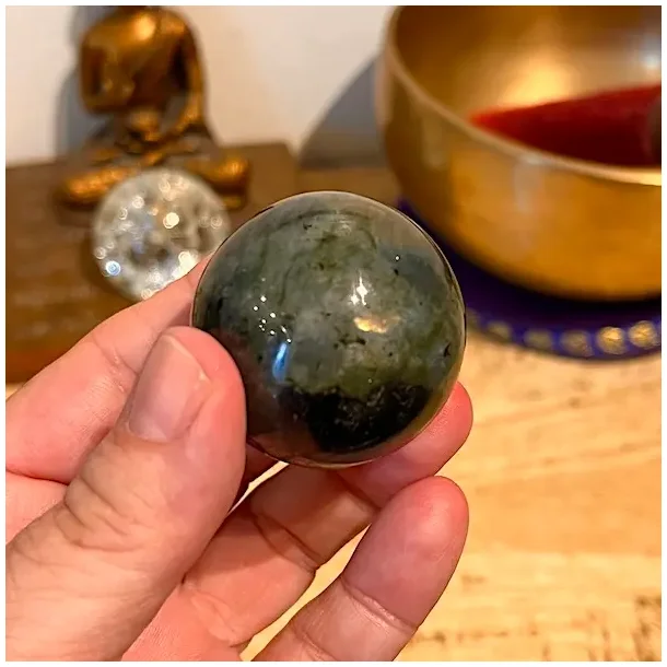 Smuk labradorit kugle med flash  unika krystalkugle 4 cm og 93 gram til energi og fokus