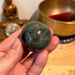 Smuk labradorit kugle med flash  unika krystalkugle 4 cm og 93 gram til energi og fokus