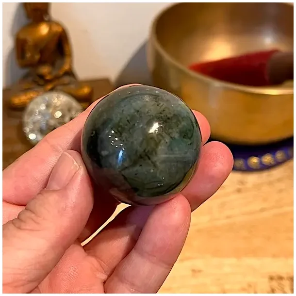 Smuk labradorit kugle med flash  unika krystalkugle 4 cm og 93 gram til energi og fokus