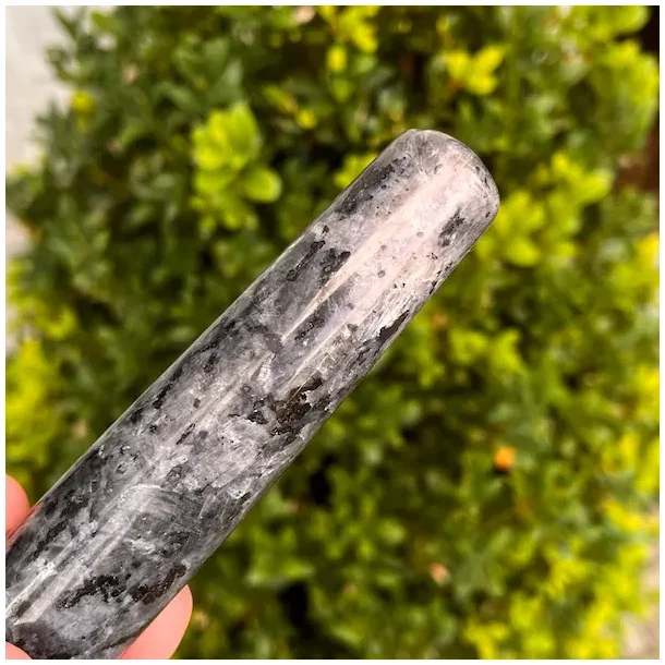 Larvikit healerstav 11,4 cm  kraftfuld massagestav til grounding, fokus og beskyttelse