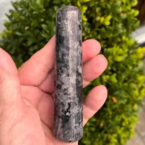 Larvikit healerstav 11 cm � kraftfuld massagestav til grounding, fokus og beskyttelse