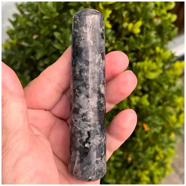 Larvikit healerstav 11 cm  kraftfuld massagestav til grounding, fokus og beskyttelse