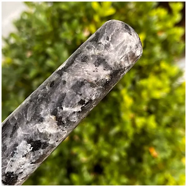 Larvikit healerstav 11 cm � kraftfuld massagestav til grounding, fokus og beskyttelse