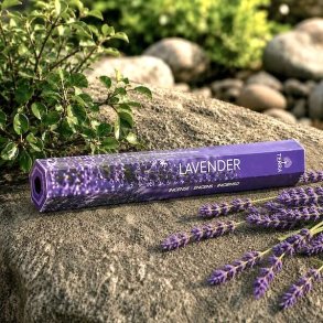TERRA Lavendel r�gelse med duft af lavendel &ndash; lilla r�gelsespakke omgivet af friske lavendelblomster i naturlige omgivelser.