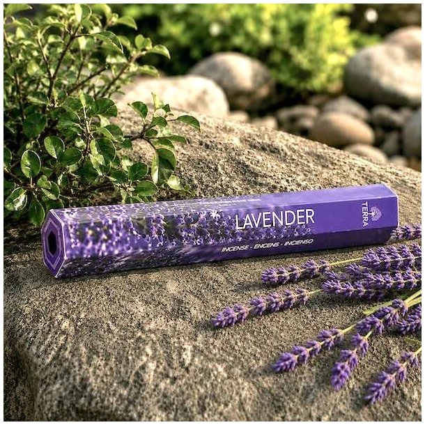 TERRA Lavendel r�gelse med duft af lavendel &ndash; lilla r�gelsespakke omgivet af friske lavendelblomster i naturlige omgivelser.