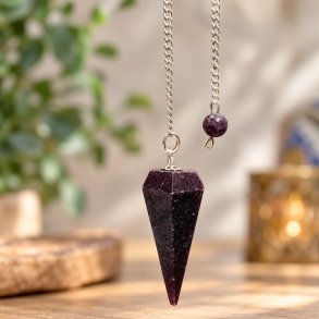 M�rklilla lepidolit pendul med s�lvk�de og matchende lilla perle &ndash; dekorativt krystalpendul i naturlige omgivelser.