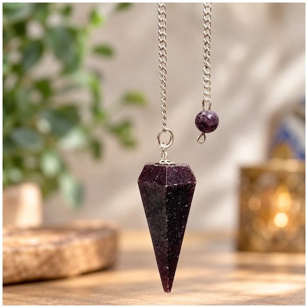 M�rklilla lepidolit pendul med s�lvk�de og matchende lilla perle &ndash; dekorativt krystalpendul i naturlige omgivelser.