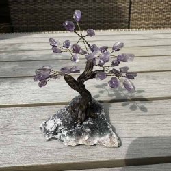 H�ndlavet ametyst krystaltr� med lilla ametystkrystaller p� r� ametystbase